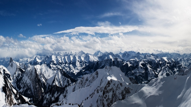 Обои на рабочий стол Отель высоко в горах, возле озера, Alps