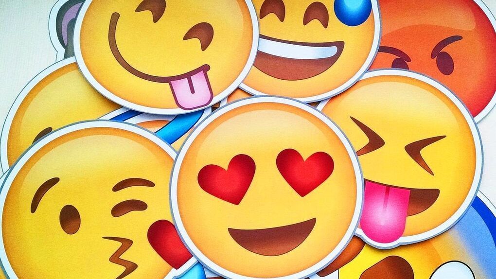 Мечтающ линия концепция Emoji значка Мечтать символ вектора