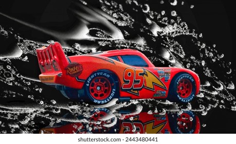 Обои на рабочий стол Молния Маккуин / Lightning McQueen едет