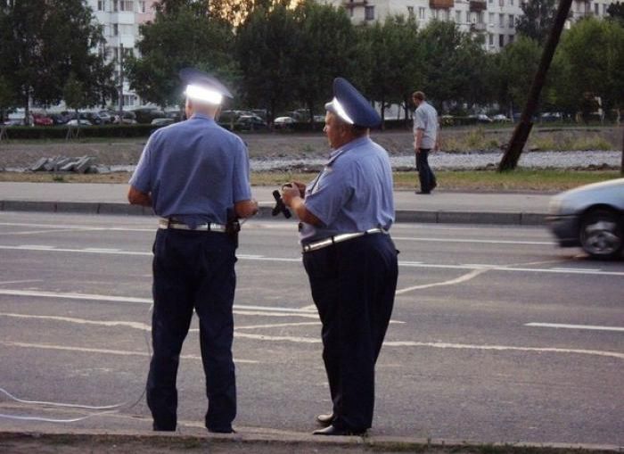 Девушки в Полиции переливают топливо