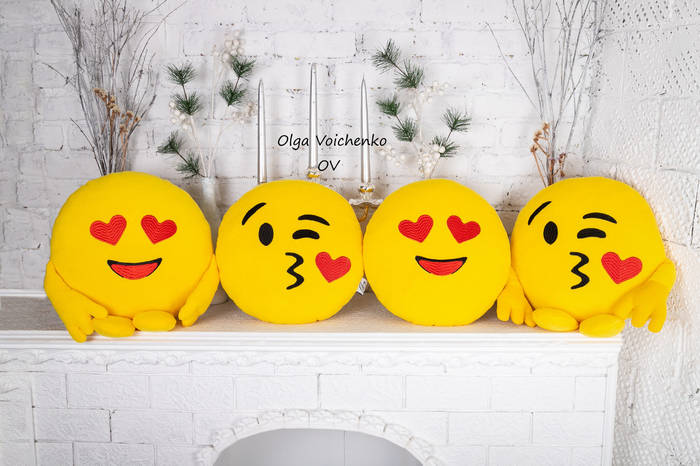 Котенок отправляет воздушный поцелуй emoji | AI Emoji Generator