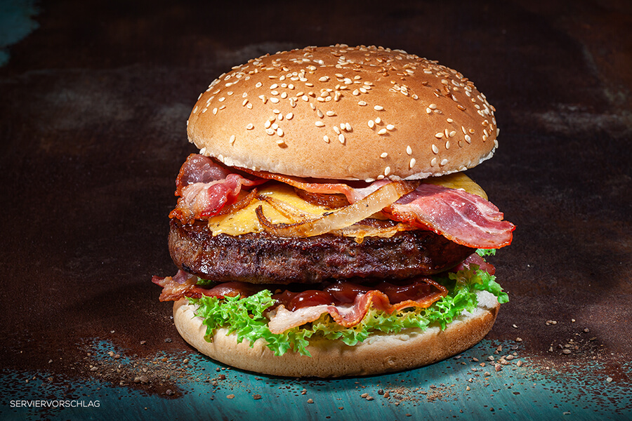 Burger mit Champignons, geschmorten Zwiebeln und Bergkäse