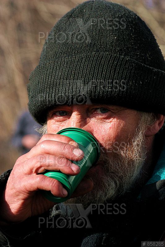 Портрет старого странного бомжа с