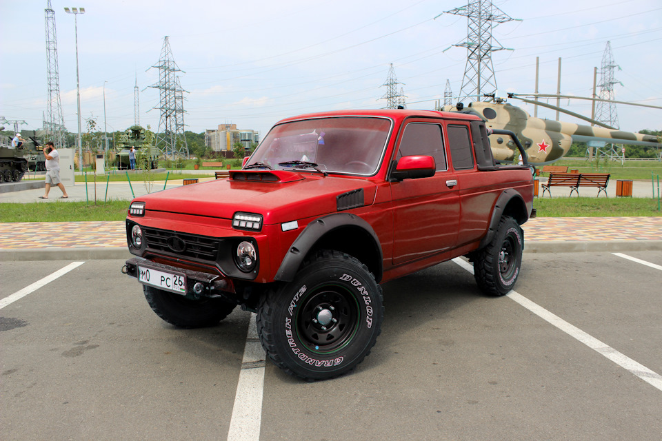 Синий Российский Внедорожник Lada Niva 4x4 Припаркован На